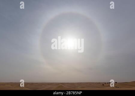 Kreisförmiger Halo um die Sonne in der Wüste beobachtet Stockfoto