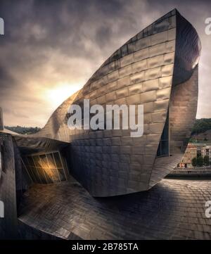 Blick auf moderne und zeitgenössische Kunst Guggenheim Museum bei Sonnenuntergang, Bilbao, Pais Vasco, Spanien Stockfoto