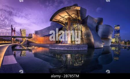 Blick auf moderne und zeitgenössische Kunst Guggenheim Museum bei Sonnenuntergang, Bilbao, Pais Vasco, Spanien Stockfoto