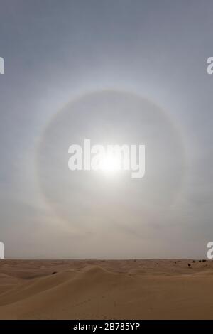 Kreisförmiger Halo um die Sonne in der Wüste beobachtet Stockfoto