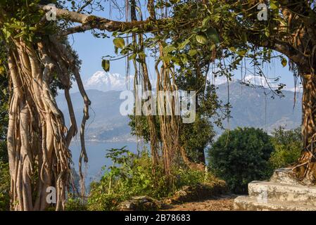 Arial Blick auf Pokhara Stadt, den See Phewa und die Himalaya-Range in Nepal Stockfoto