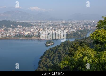 Arial Blick auf Pokhara Stadt, den See Phewa und die Himalaya-Range in Nepal Stockfoto