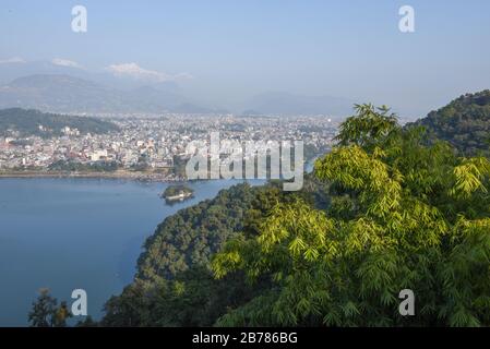 Arial Blick auf Pokhara Stadt, den See Phewa und die Himalaya-Range in Nepal Stockfoto