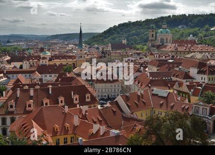 Weniger Stadt (Malá Strana) vom Prager Aussichtspunkt auf die Burg in Prag Stockfoto