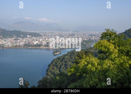 Arial Blick auf Pokhara Stadt, den See Phewa und die Himalaya-Range in Nepal Stockfoto