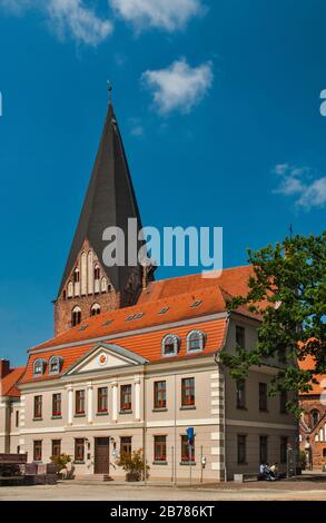 Rathaus und Turm der Nikolauskirche in Röbel, Mecklenburg-Vorpommern, Deutschland Stockfoto