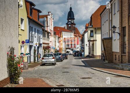 Sankt Marien Kirche von der Grünen Straße in Waren, Mecklenburg-Vorpommern, Deutschland Stockfoto