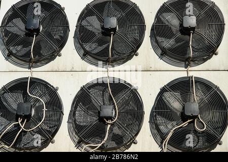 Klimaanlage und Kühlsystem außerhalb des Geräts - Kompressoren und Kondensatoren Stockfoto