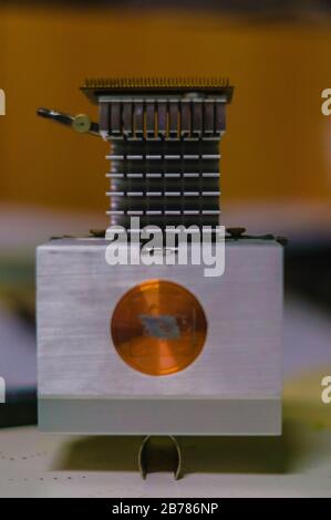 Alter Kühlkörper aus Aluminium-cpu-Kühler isoliert Stockfoto