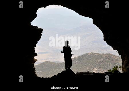 PKK-Guerillakämpfer vor einem Höhleneingang Stockfoto