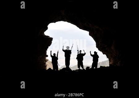 PKK-Guerillakämpfer vor einem Höhleneingang Stockfoto