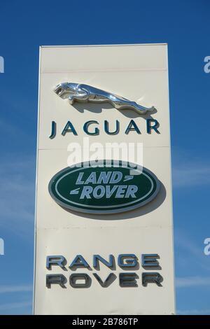 Ryazan, Russland - 15. Mai 2017: Schild Jaguar, Land Rover Händlerbetrieb gegen blauen Himmel Stockfoto