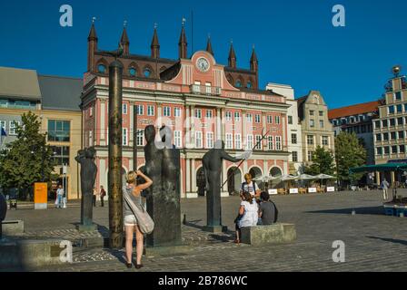 Mowenbrunnen (Möwenbrunnen), Statuen von Waldemar-Otto, 2001, Rathaus am neuen Markt in Rostock, Mecklenburg-Vorpommern, Deutschland Stockfoto