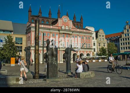 Mowenbrunnen (Möwenbrunnen), Statuen von Waldemar-Otto, 2001, Rathaus am neuen Markt in Rostock, Mecklenburg-Vorpommern, Deutschland Stockfoto