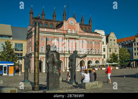 Mowenbrunnen (Möwenbrunnen), Statuen von Waldemar-Otto, 2001, Rathaus am neuen Markt in Rostock, Mecklenburg-Vorpommern, Deutschland Stockfoto