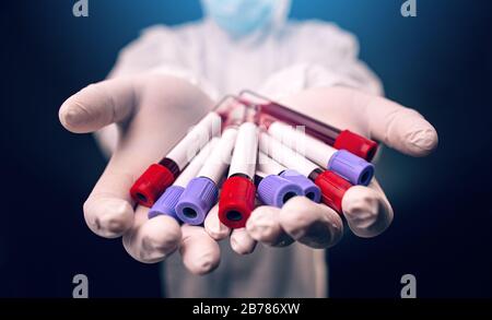Coronavirus Covid-19-Impfstoff-Forschungskonzept, Blutprobe im Probenröhrchen in der Hand des Wissenschaftlers Stockfoto