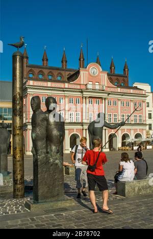 Jugendliche am Mowenbrunnen, Statuen von Waldemar-Otto, 2001, Rathaus am neuen Markt in Rostock, Mecklenburg-Vorpommern Deutschland Stockfoto