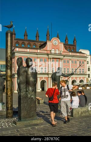 Jugendliche am Mowenbrunnen, Statuen von Waldemar-Otto, 2001, Rathaus am neuen Markt in Rostock, Mecklenburg-Vorpommern Deutschland Stockfoto