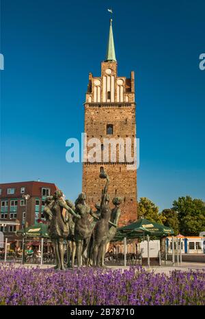 Sieben Stolze Schwestern küssen das Meer, Statuen von Reinhard Dietrich, 1970, Kröpelin Tor, in Rostock, Mecklenburg-Vorpommern, Deutschland Stockfoto