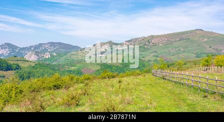 Schluchten und Berge der rumänischen Landschaft. Schöne ländliche Landschaft von valea Manastirii im Alba-Land. Wunderbares sonniges Wetter im Frühling. Stockfoto