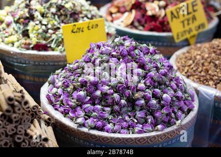 Getrocknete kleine Rosenknospen für Kräutertee. Rosa gefärbte Trockenrosen. Stockfoto