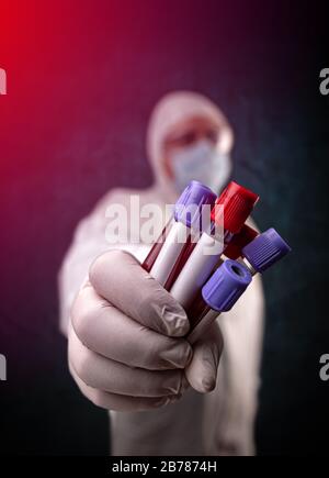Medizinisches und wissenschaftliches Konzept. Arzt hält die Blutprobe in der Hand. Stockfoto