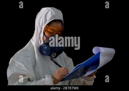 Frau Doktor in einer chemischen Schutzkleidung und Gasmaske mit Brille am weißen Hintergrund, Wissenschaftlerin im Schutzanzug, Sicherheitsvirusinfekti Stockfoto