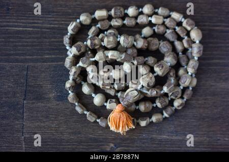 Japa Mala Rosary - hinduismus und Buddismus Rosary aus tulsi Baum für Hase krishna Chanting. Stockfoto