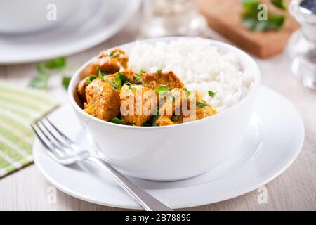 Schüssel mit hausgemachtem Schweinekühler mit Reis Stockfoto