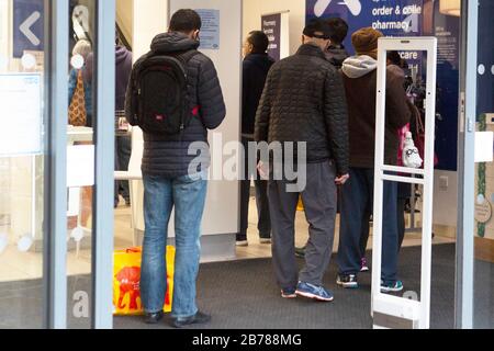 Die Leute stehen in einer Apotheke am Samstag, den 14. März 2020 in East London an, als Panikkauf wegen der Ausbreitung des Coronvirus (COVID-19) Th Stockfoto