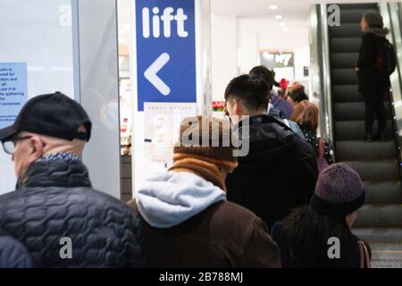 Die Leute stehen in einer Apotheke am Samstag, den 14. März 2020 in East London an, als Panikkauf wegen der Ausbreitung des Coronvirus (COVID-19) Th Stockfoto