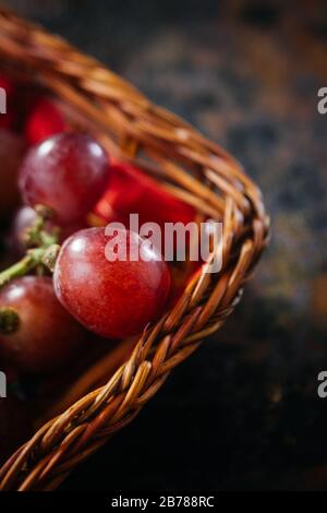 Draufsicht auf den von Trauben gefüllten Korb. Stockfoto