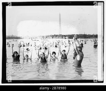 George H. Corson unterrichtet Schwimmklasse im Tidal Basin, Washington, D.C. Stockfoto