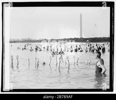 George H. Corson unterrichtet Schwimmklasse im Tidal Basin, Washington, D.C. Stockfoto