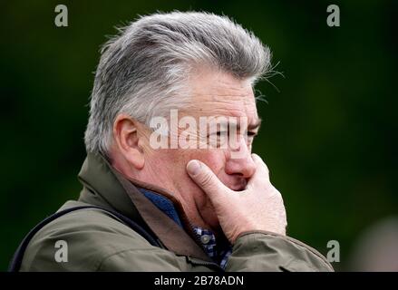 Trainer Paul Nicholls auf der Kempton Park Racecourse, London. Stockfoto