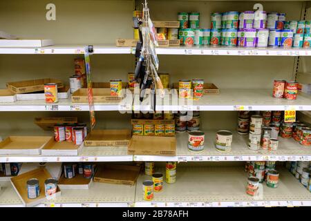 Die Regale werden in einem Kroger in Bloomington aus Konserven geräumt, kurz bevor der Laden für die Nacht geschlossen wird.EIN Arbeiter sagte, dass sie die Regale über Nacht wieder auffüllen, und am nächsten Abend sind sie wieder leer. Panikkäufer haben Supermärkte in der ganzen Stadt angewärmt, um Gegenstände zu kaufen, aber seit Trump einen nationalen Notfall ankündigte, löschte auch die Regale der Lebensmittel. Stockfoto