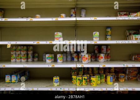 Die Regale werden in einem Kroger in Bloomington aus Konserven geräumt, kurz bevor der Laden für die Nacht geschlossen wird.EIN Arbeiter sagte, dass sie die Regale über Nacht wieder auffüllen, und am nächsten Abend sind sie wieder leer. Panikkäufer haben Supermärkte in der ganzen Stadt angewärmt, um Gegenstände zu kaufen, aber seit Trump einen nationalen Notfall ankündigte, löschte auch die Regale der Lebensmittel. Stockfoto