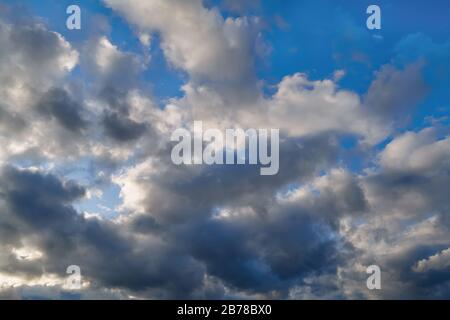 weiße flauschige Wolken am blauen Himmel Stockfotografie - Alamy