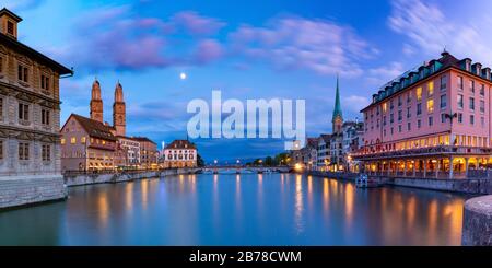 Berühmte Fraumunster-, Großmunster- und Wasserkirchenkirchen entlang der Limmat bei Sonnenuntergang in Der Altstadt von Zürich, der größten Stadt der Schweiz Stockfoto