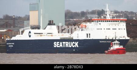 Wirral, Großbritannien Boote auf dem Fluss Mersey Kredit Ian Fairbrother/Alamy Stock Photos Stockfoto