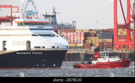 Wirral, Großbritannien Boote auf dem Fluss Mersey Kredit Ian Fairbrother/Alamy Stock Photos Stockfoto