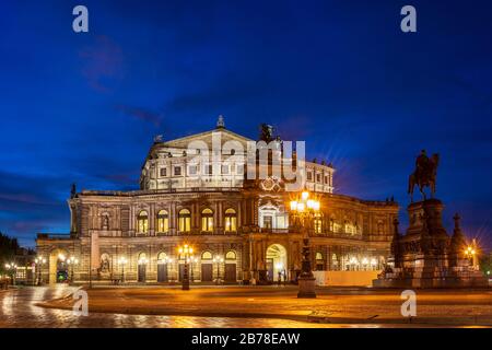 Das berühmte Opernhaus Semperoper hat in Dresden während der blauen Stunde angezündet Stockfoto