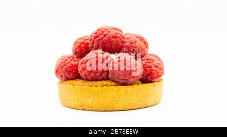 Himbeere mit Sahne und frischen Beeren. Stockfoto