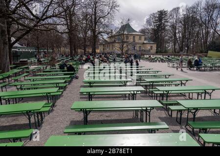 München, Deutschland. März 2020. Im Biergarten am chinesischen Turm im Englischen Garten gibt es noch viele Freibierbänke. Kredit: Peter Kneffel / dpa / Alamy Live News Stockfoto