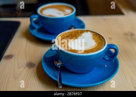 Blaue Kaffeetassen - Kaffeekunst Stockfoto