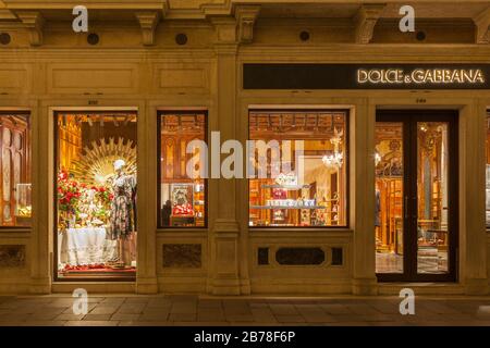 Das italienische Luxus-Modegeschäft Dolce & Gabbana in der Calle Larga XXII Marzo, San Marco, Venedig, Venetien, Italien nachts während des Weihnachtsurlaubs Stockfoto