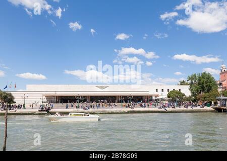 Ferrovia, oder Santa Lucia Bahnhof, Canal Grande, Cannaregio, Venedig, Venetien, Italien mit Touristen und einem Wassertaxi vorbei Stockfoto