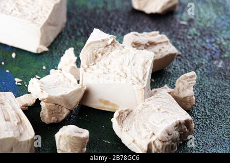 Trockenhefe zerbröckelte und Hefeblock zum Backen auf dem Tisch Stockfoto