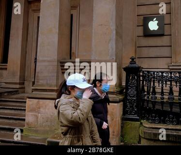 Glasgow, Schottland, Großbritannien, 14. März 2020: Apple Store für Coronavirus geschlossen, obwohl es keinen Hinweis gibt, dass die Türen geschlossen sind und die Mitarbeiter sehen können, wie sie Kunden informieren, im Shop auf der Buchanan-Straße die Stilmeile der Stadt. . Gerard Ferry/Alamy Live News Stockfoto