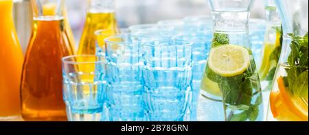 Wasser oder Limonaden mit Frucht-Aroma werden bei Wohltätigkeitsveranstaltungen in der Nähe serviert Stockfoto
